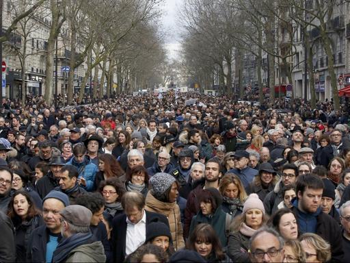Zahlreiche Menschen nehmen an einem Trauermarsch für die getötete Holocaust-Überlebende Knoll in der französischen Hauptstadt teil.