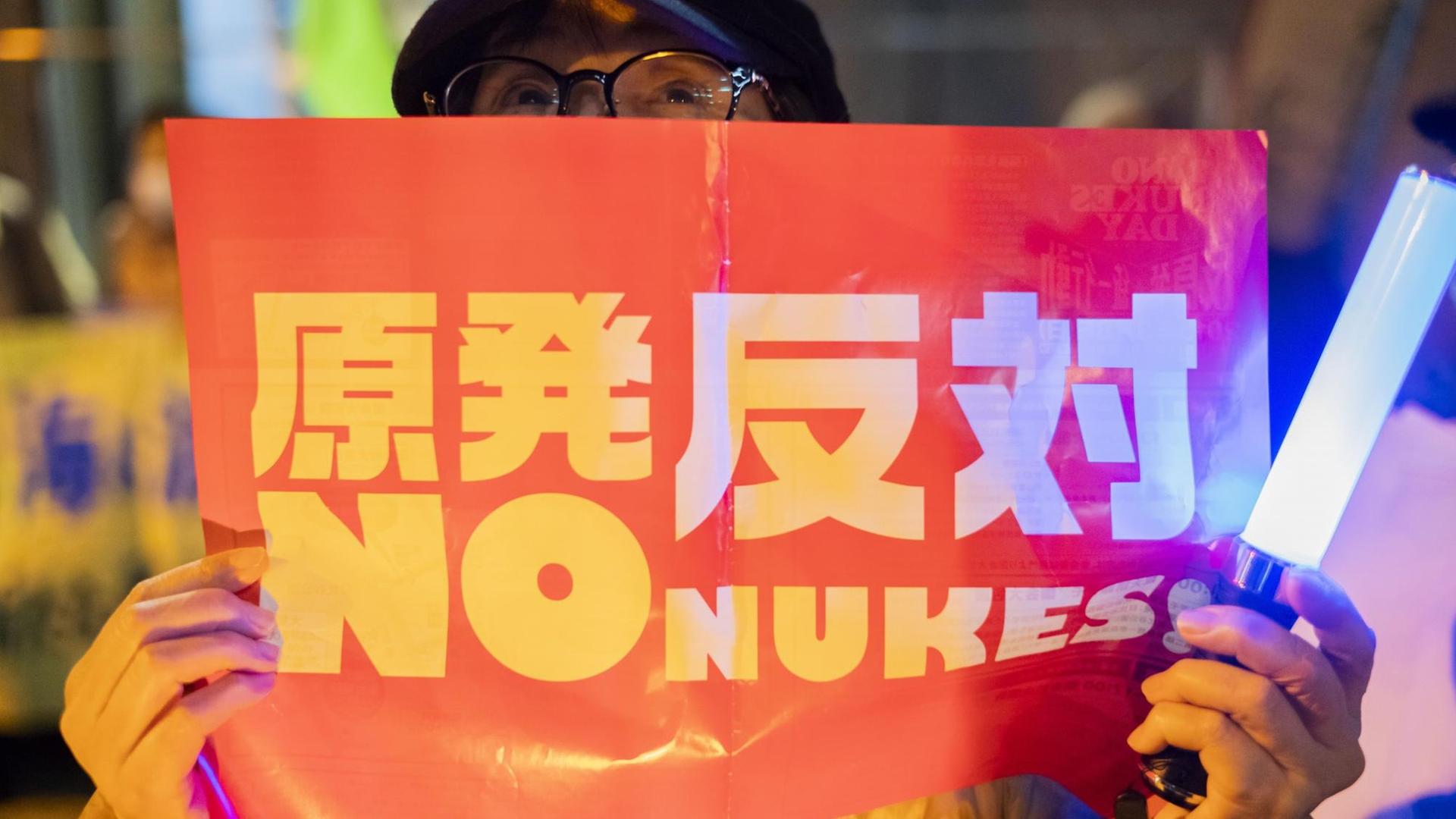 Menschen protestieren im März 2021 vor dem TEPCO Headquarter in Tokio Menschen protestieren im März 2021 vor dem TEPCO Headquarter in Tokio