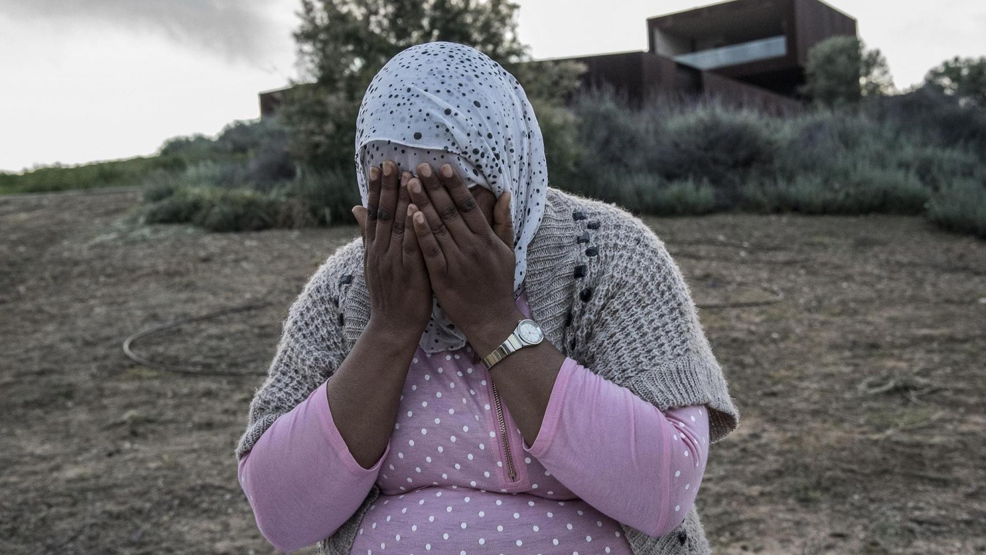 Kalima aus Marokko hält sich beide Hände vor das Gesicht Kalima aus Marokko hält sich beide Hände vor das Gesicht