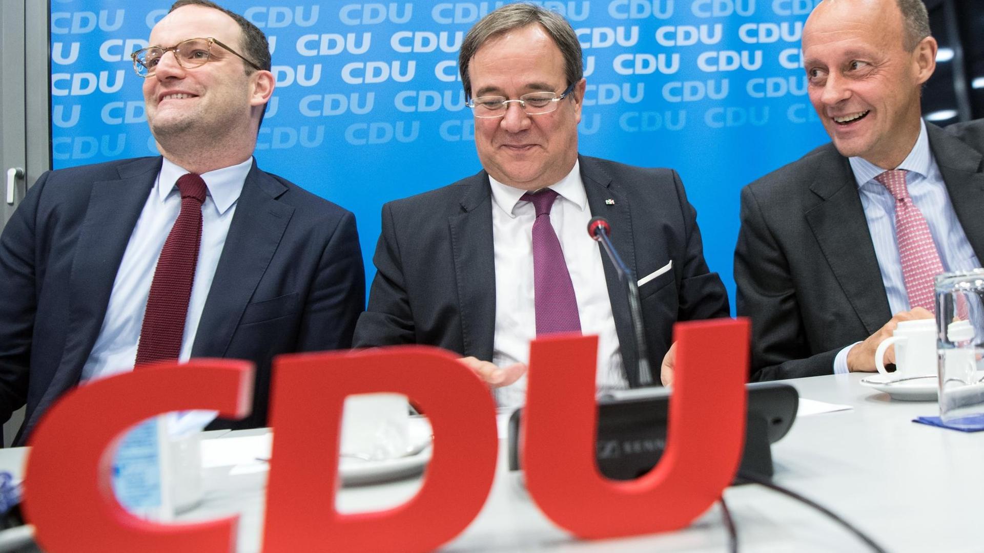 06.11.2018, Nordrhein-Westfalen, Düsseldorf: Jens Spahn (l-r), Bundes-Gesundheitsminister, Armin Laschet, Ministerpräsident von Nordrhein-Westfalen und Friedrich Merz sitzen vor Beginn der CDU-Landesvorstandssitzung am Präsidiumstisch. Ex-Unionsfraktionschef Merz und Gesundheitsminister Spahn haben ihre Kandidaturen für den Parteivorsitz erklärt. 06.11.2018, Nordrhein-Westfalen, Düsseldorf: Jens Spahn (l-r), Bundes-Gesundheitsminister, Armin Laschet, Ministerpräsident von Nordrhein-Westfalen und Friedrich Merz sitzen vor Beginn der CDU-Landesvorstandssitzung am Präsidiumstisch. Ex-Unionsfraktionschef Merz und Gesundheitsminister Spahn haben ihre Kandidaturen für den Parteivorsitz erklärt.