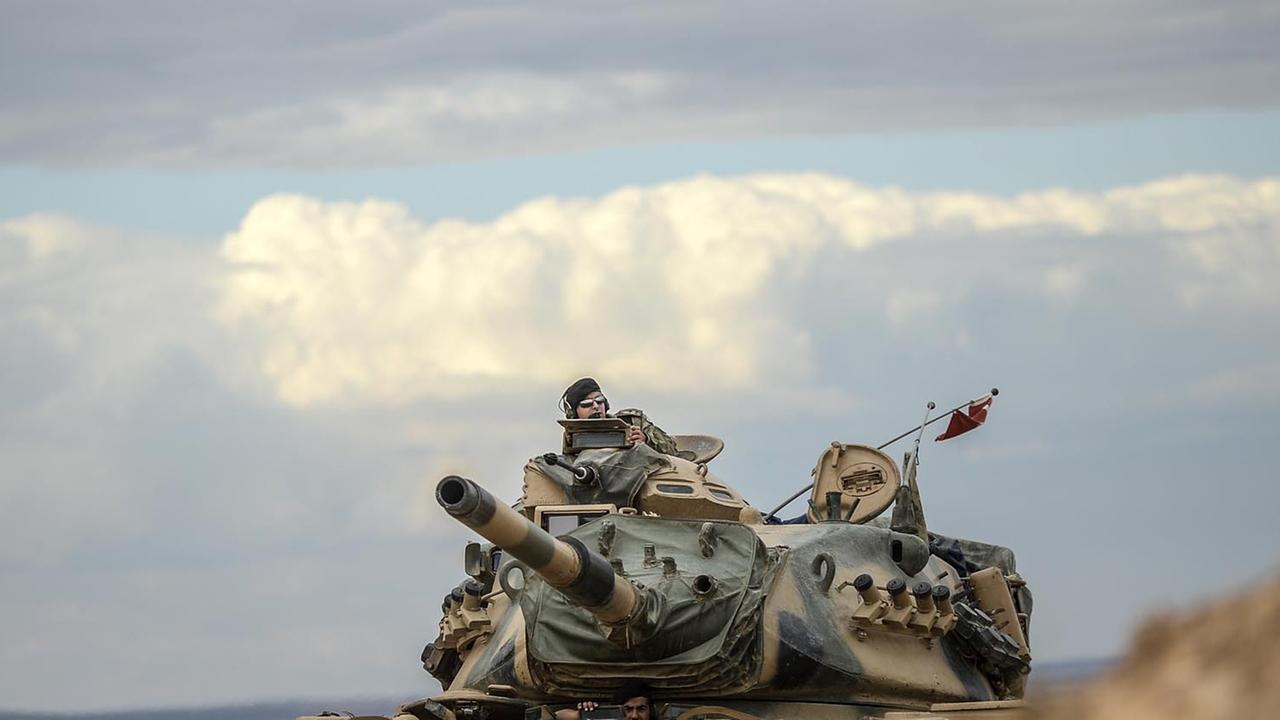 Türkische Panzer nehmen bei der Stadt Suruv, nahe der syrischen Grenze Position. Türkische Panzer nehmen bei der Stadt Suruv, nahe der syrischen Grenze Position.
