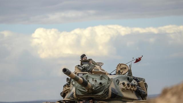 Türkische Panzer nehmen bei der Stadt Suruv, nahe der syrischen Grenze Position.