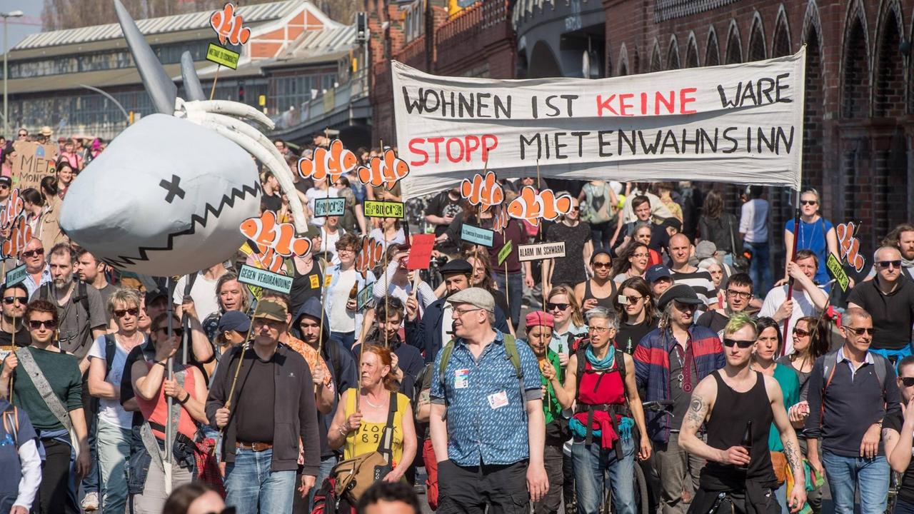 In Berlin haben mehrere tausend Menschen für bezahlbaren Wohnraum demonstriert. In Berlin haben mehrere tausend Menschen für bezahlbaren Wohnraum demonstriert.
