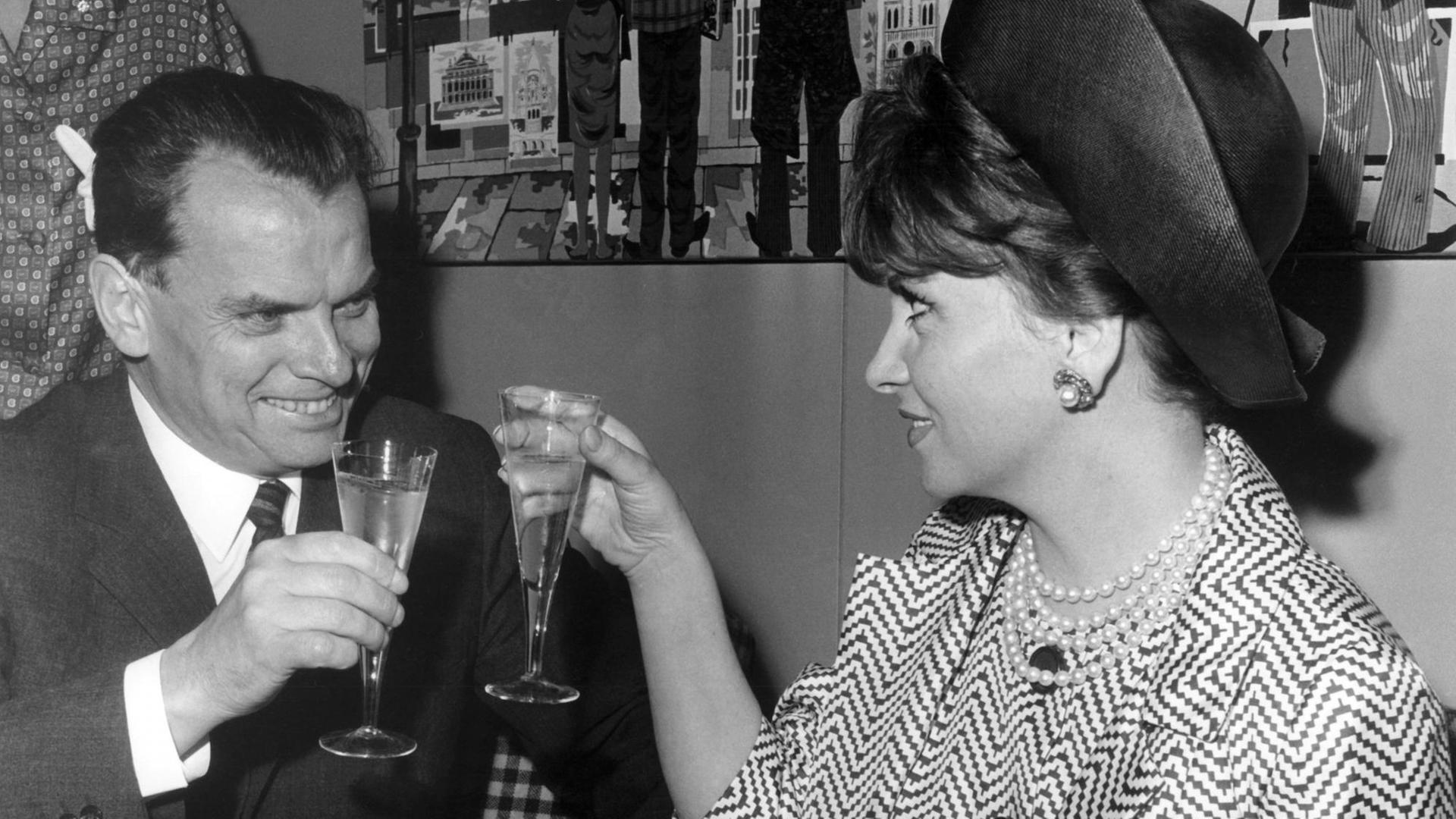 Berlinale-Leiter Alfred Bauer stößt 1965 mit der Schauspielerin Gina Lollobrigida an. Berlinale-Leiter Alfred Bauer stößt 1965 mit der Schauspielerin Gina Lollobrigida an.
