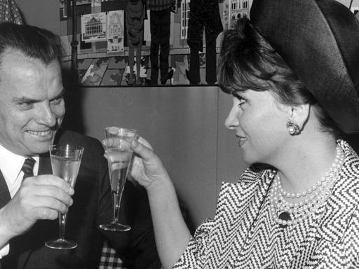 Berlinale-Leiter Alfred Bauer stößt 1965 mit der Schauspielerin Gina Lollobrigida an.
