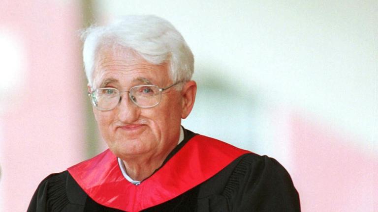 Jürgen Habermas erhielt 2001 die Ehrendoktorwürde der Harvard Universität. Entsprechend fröhlich blickt er auf dem Bild aus seinem schwar-roten Talar. Jürgen Habermas erhielt 2001 die Ehrendoktorwürde der Harvard Universität. Entsprechend fröhlich blickt er auf dem Bild aus seinem schwar-roten Talar.