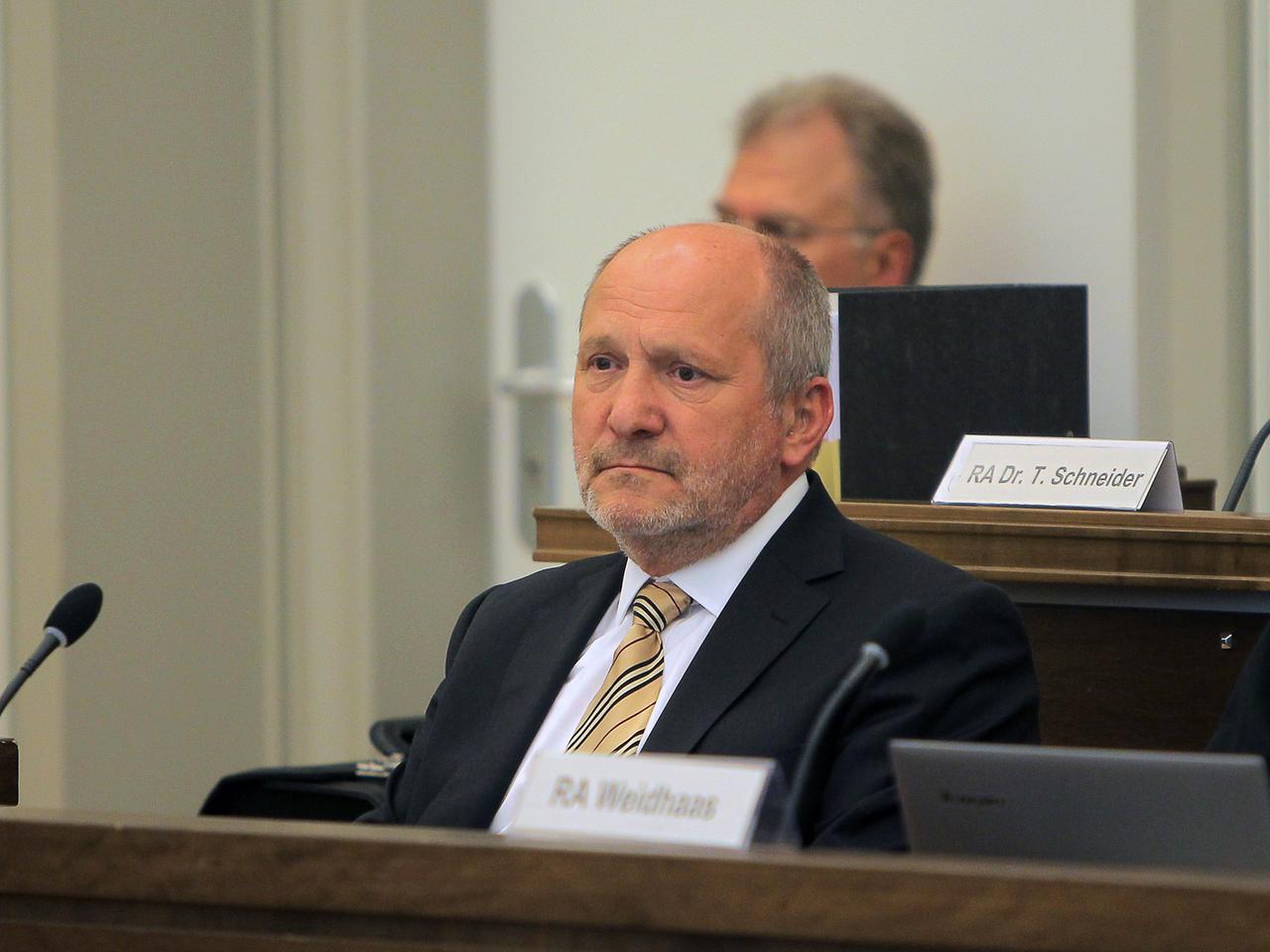 Der ehemalige rheinland-pfälzische Finanzminister Ingolf Deubel im Landgericht in Koblenz Der ehemalige rheinland-pfälzische Finanzminister Ingolf Deubel im Landgericht in Koblenz