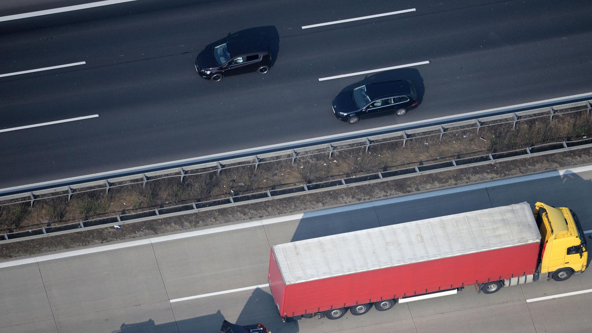Sicht von oben auf zwei LKWs auf einer Autobahn. Sicht von oben auf zwei LKWs auf einer Autobahn.