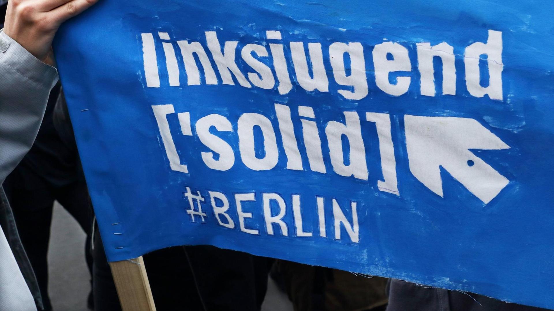 Transparent auf einer Demonstration mit dem Schriftzug "Linksjugend Solid Berlin". Transparent auf einer Demonstration mit dem Schriftzug "Linksjugend Solid Berlin".