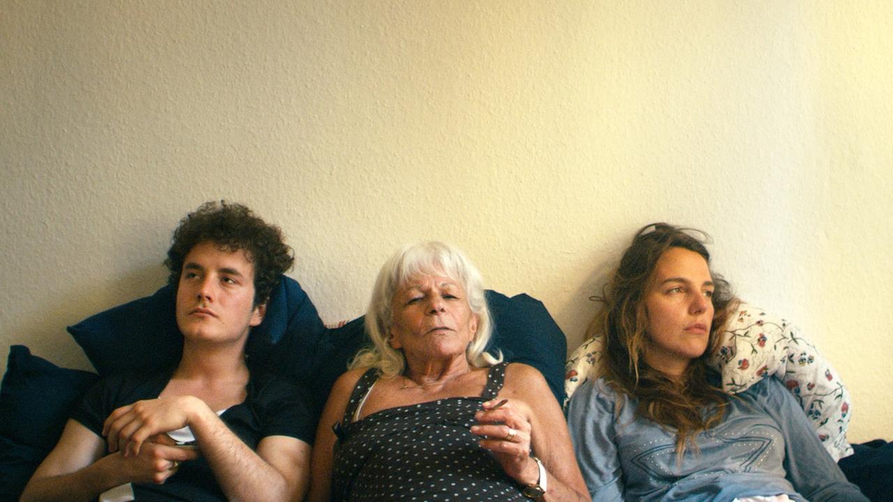 Drei Figuren aus dem Film "Frau Stern" sitzen gemeinsam auf dem Sofa und rauchen Marihuana. Drei Figuren aus dem Film "Frau Stern" sitzen gemeinsam auf dem Sofa und rauchen Marihuana.
