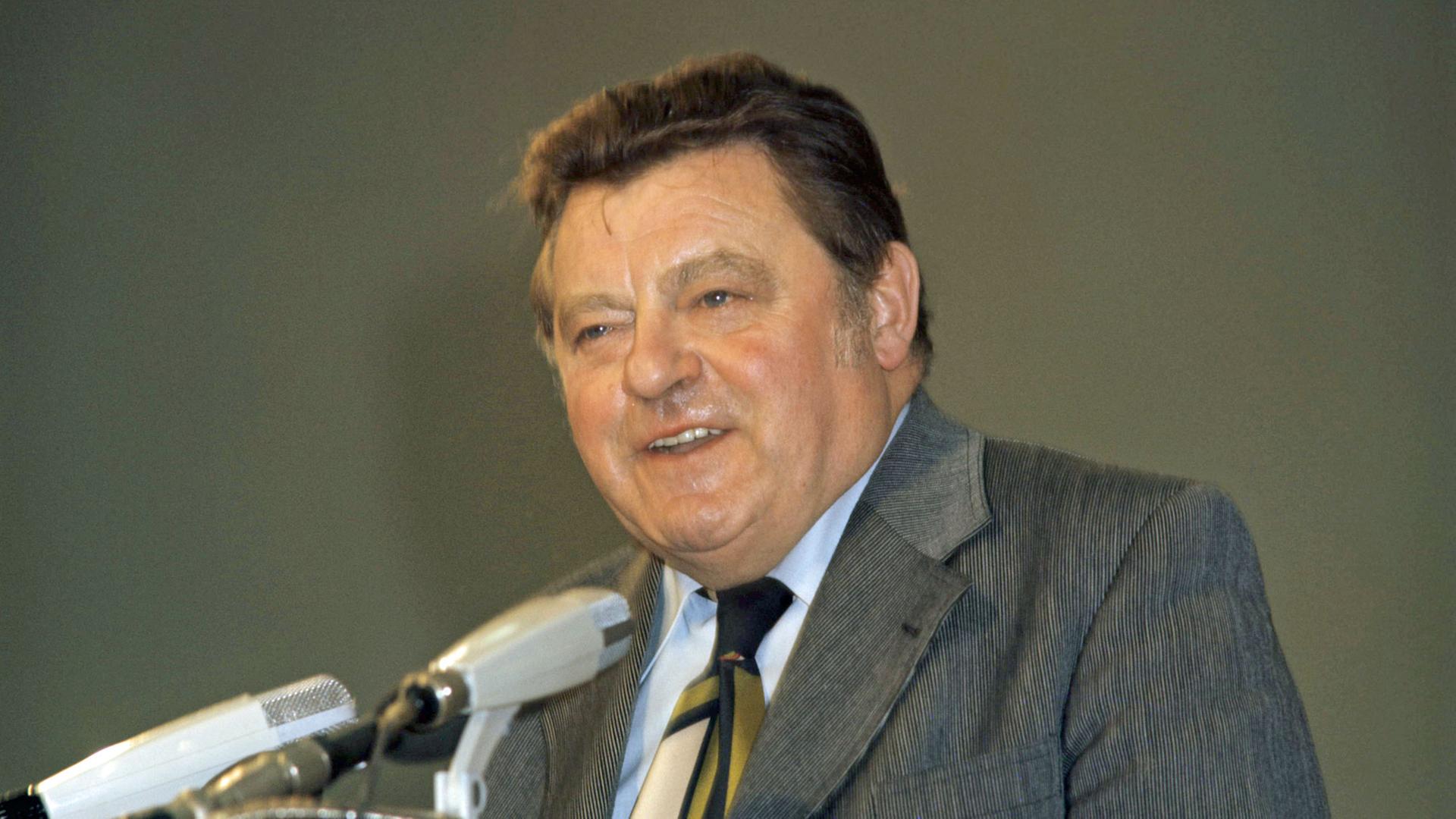 Der CSU-Vorsitzende und Sprecher der CDU/CSU-Fraktion im Bundestag Franz Josef Strauß am Rednerpult anlässlich des CDU-Parteitages in Hannover im Mai 1976. Der CSU-Vorsitzende und Sprecher der CDU/CSU-Fraktion im Bundestag Franz Josef Strauß am Rednerpult anlässlich des CDU-Parteitages in Hannover im Mai 1976.
