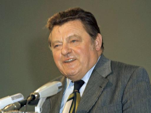 Der CSU-Vorsitzende und Sprecher der CDU/CSU-Fraktion im Bundestag Franz Josef Strauß am Rednerpult anlässlich des CDU-Parteitages in Hannover im Mai 1976.