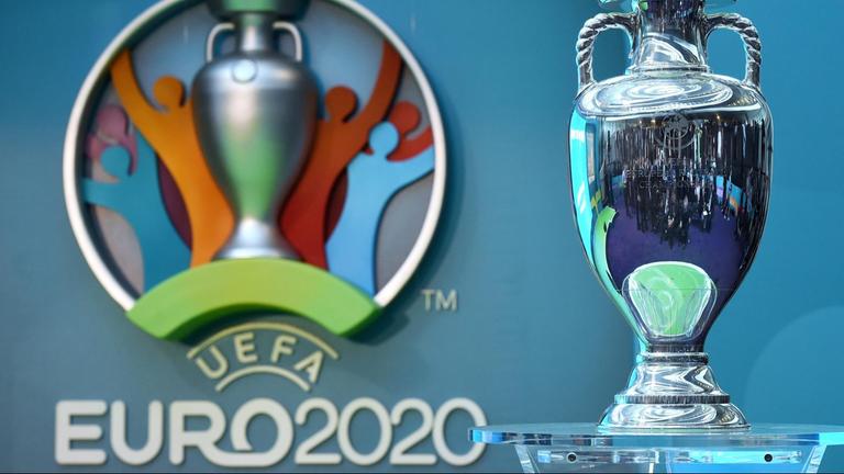 Der EM-Pokal neben dem Logo für die UEFA Fußball-Europameisterschaft 2020.