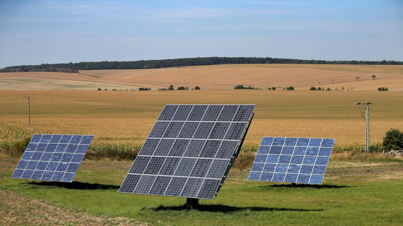 So genannte nachgeführte Solaranlagen stehen am 07.09.2016 auf einer Wiese in Farnstädt in Sachsen-Anhalt. So genannte nachgeführte Solaranlagen stehen am 07.09.2016 auf einer Wiese in Farnstädt in Sachsen-Anhalt.