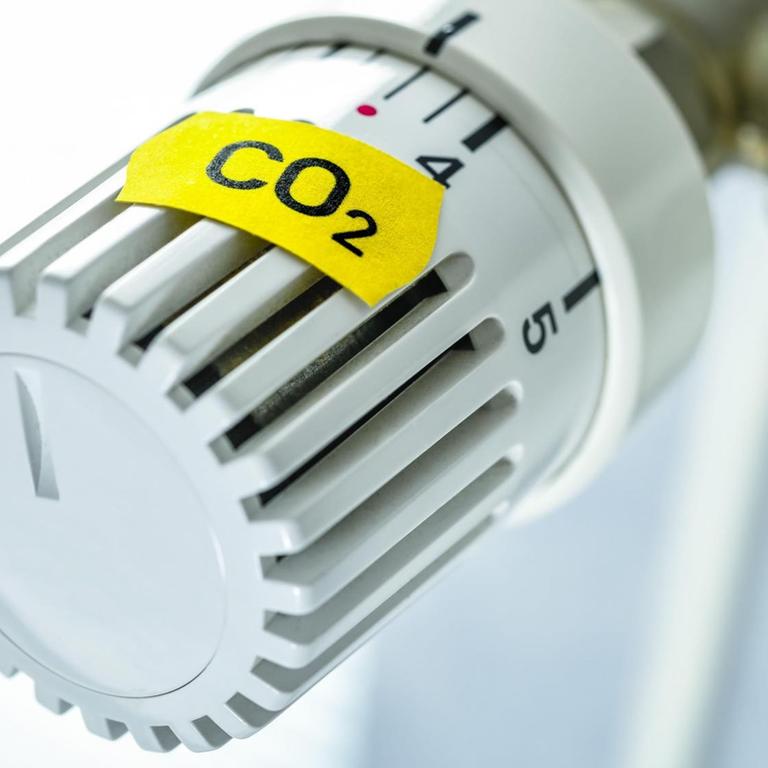 Heizungsthermostat mit CO2-Preisschild