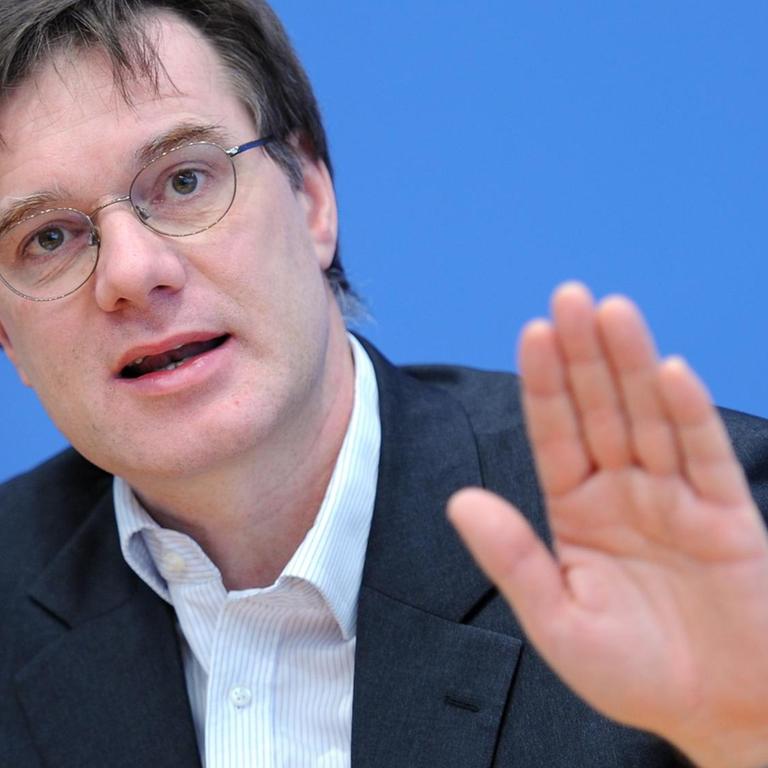 Wolfgang Lucht vom Potsdam-Institut für Klimafolgenforschung spricht am Donnerstag (24.11.2011) im Haus der Bundespressekonferenz in Berlin bei einer Pressekonferenz.