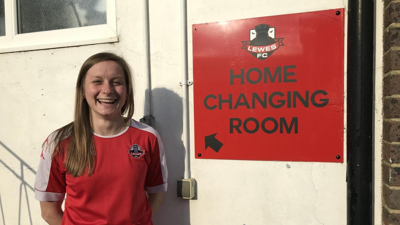Die Spielerin Amy Taylor steht vor der Umkleidekabine des Lewes FC. Die Spielerin Amy Taylor steht vor der Umkleidekabine des Lewes FC.