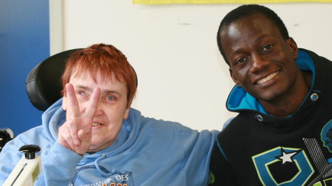 Allan Magoba mit Helga Schröder in der Werkstatt Allan Magoba mit Helga Schröder in der Werkstatt