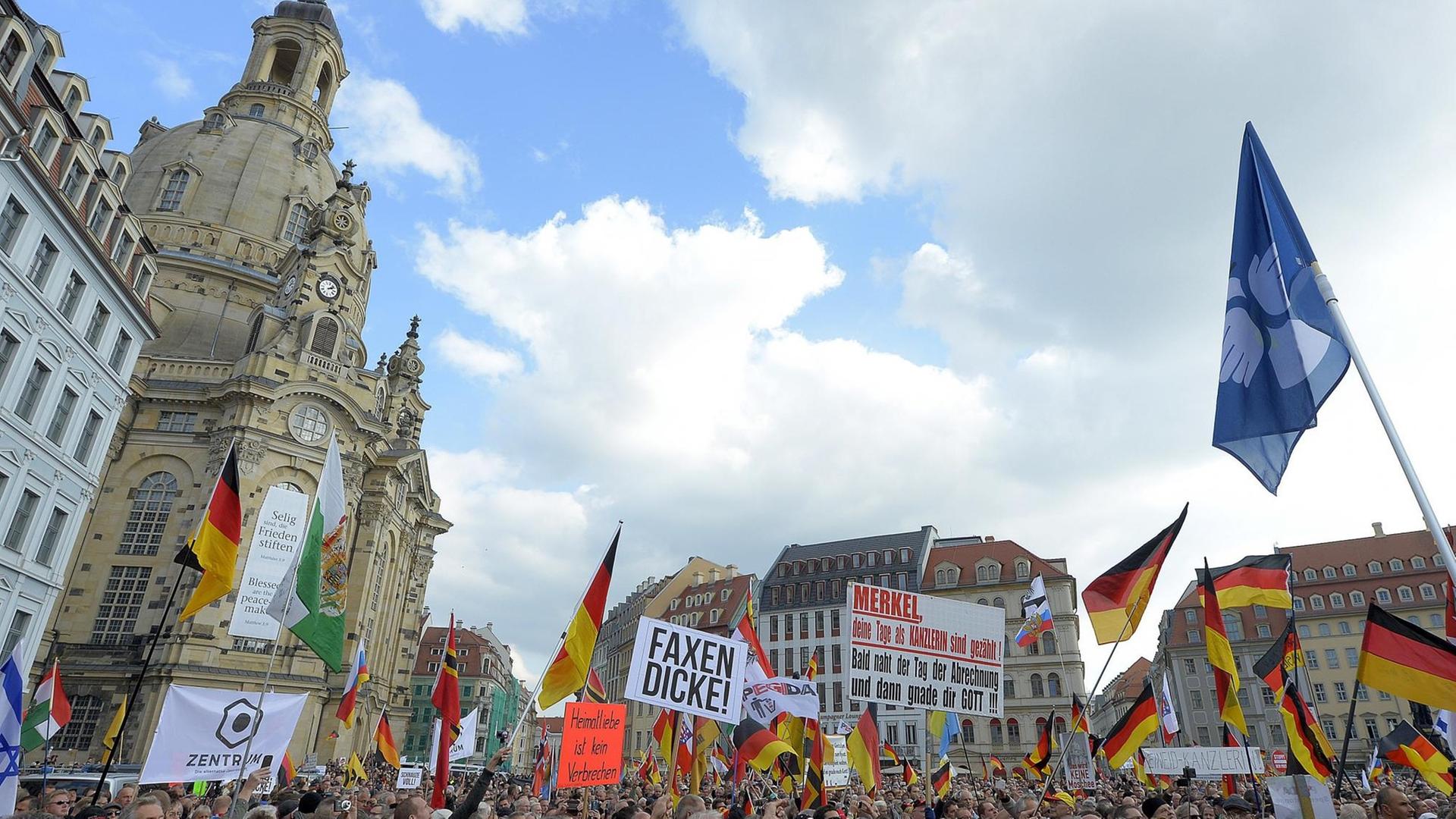 Zu sehen ist eine Pegida-Kundgebung in Dresden.