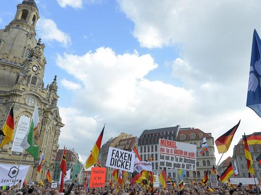 Zu sehen ist eine Pegida-Kundgebung in Dresden.