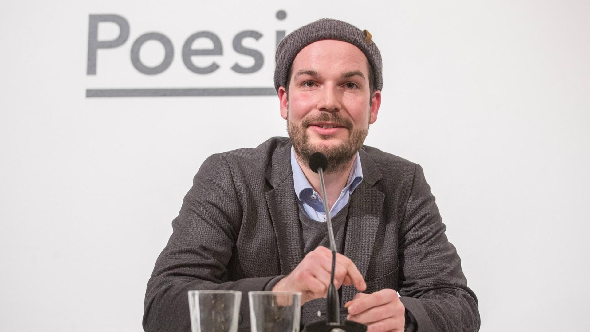 Portrait von Max Czollek, Autor, im Haus für Poesie in Berlin. Portrait von Max Czollek, Autor, im Haus für Poesie in Berlin.