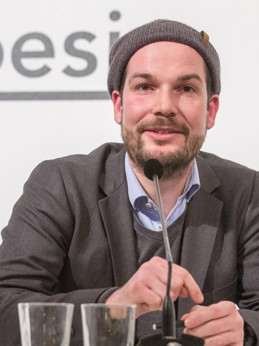 Portrait von Max Czollek, Autor, im Haus für Poesie in Berlin.