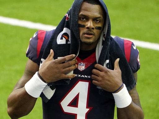 NFL-Quarterback Deshaun Watson von den Houston Texans auf dem Spielfeld mit einem Handtuch über dem Kopf