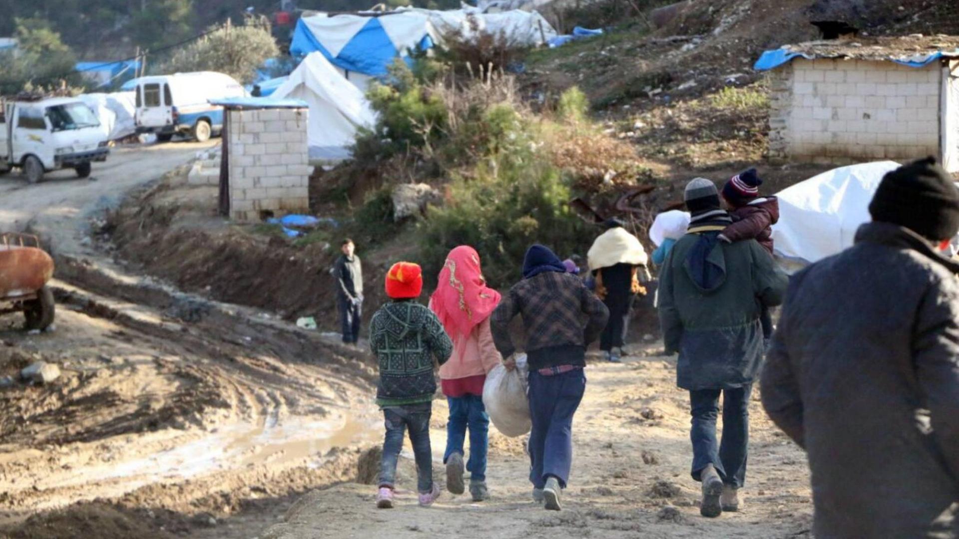Flüchtlinge an der syrisch-türkischen Grenze bei Öncüpınar.