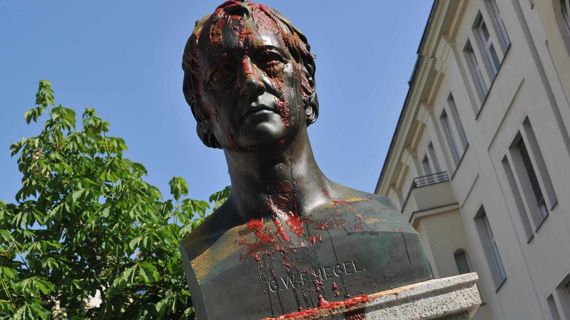 Spuren von Ketchup und Currywurst sind am 13.05.2013 in Berlin am Hegel-Denkmal in Mitte zu sehen. Die Büste war am Wochenende von bislang Unbekannten beschmiert worden. Spuren von Ketchup und Currywurst sind am 13.05.2013 in Berlin am Hegel-Denkmal in Mitte zu sehen. Die Büste war am Wochenende von bislang Unbekannten beschmiert worden.