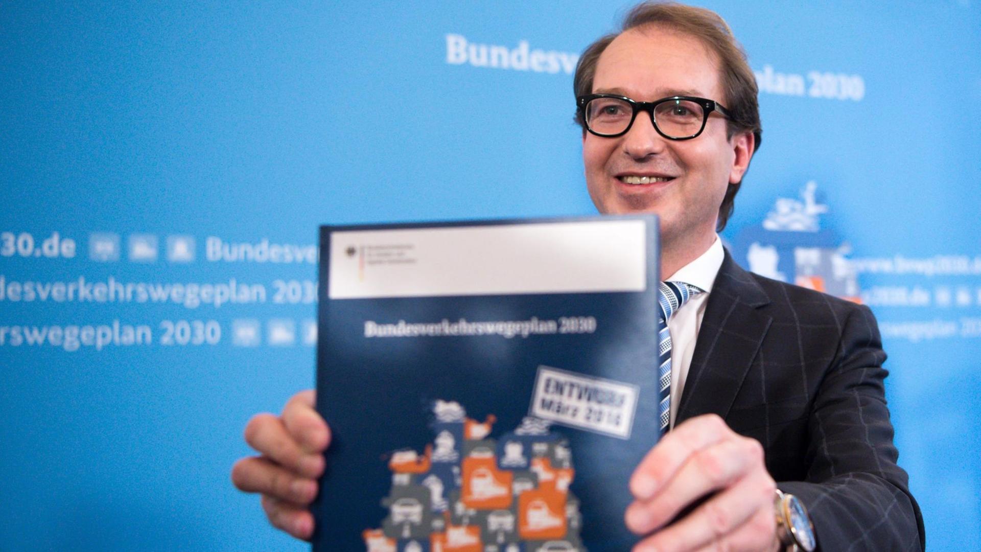 Bundesverkehrsminister Alexander Dobrindt (CSU) stellt am 16.03.2016 in Berlin den neuen Bundesverkehrswegeplan 2030 vor. Bundesverkehrsminister Alexander Dobrindt (CSU) stellt am 16.03.2016 in Berlin den neuen Bundesverkehrswegeplan 2030 vor.