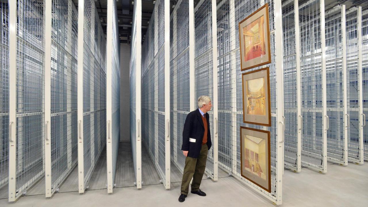 Wolfgang Holler, Generaldirektor der "Klassik Stiftung Weimar", betrachtet im Lager ein Bild von Henry van de Velde.
Wolfgang Holler, Generaldirektor der "Klassik Stiftung Weimar", betrachtet im Lager ein Bild von Henry van de Velde.