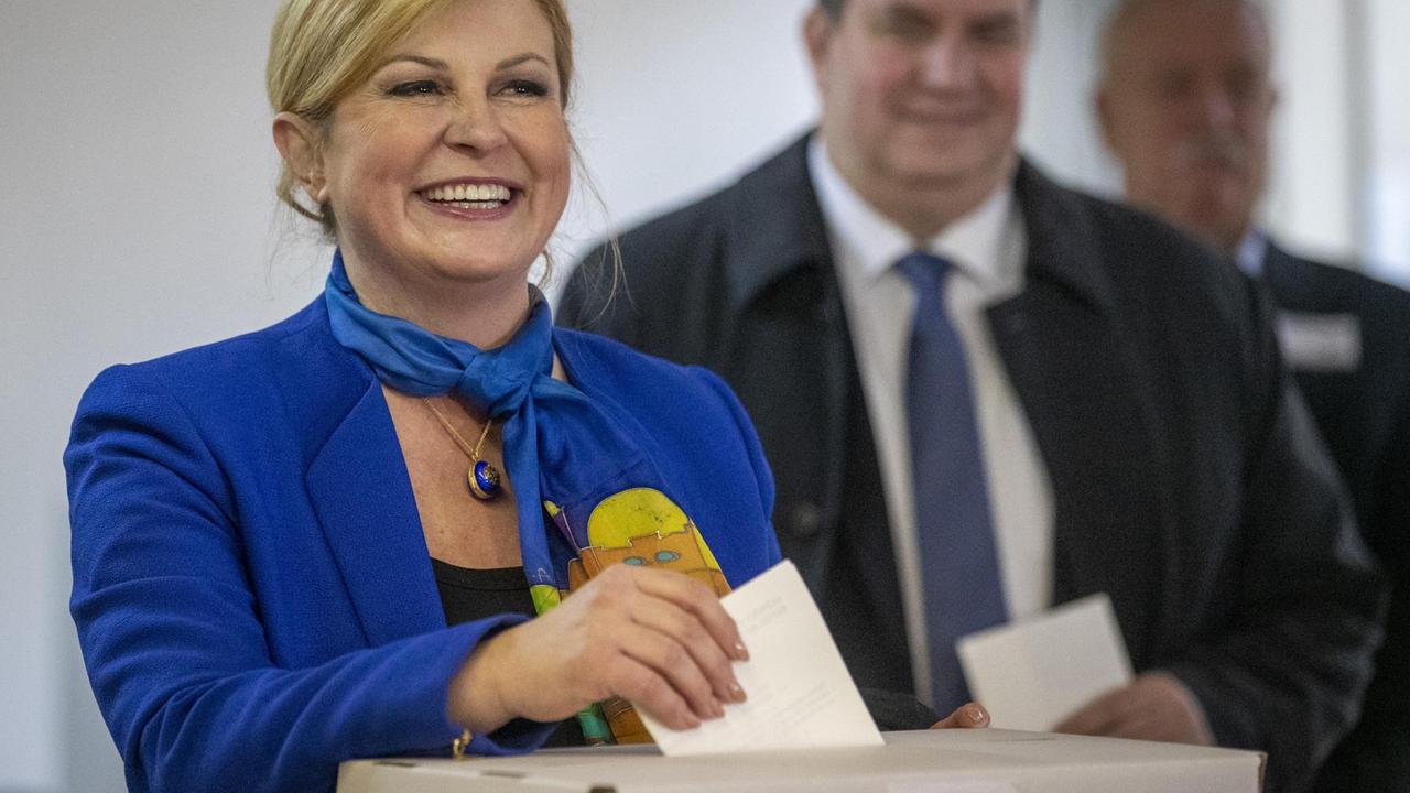 Das Bild zeigt die kroatische Präsidentin Grabar Kitarovic, wie sie lächelnd in einem Wahllokal ihre Stimme abgibt. Das Bild zeigt die kroatische Präsidentin Grabar Kitarovic, wie sie lächelnd in einem Wahllokal ihre Stimme abgibt.