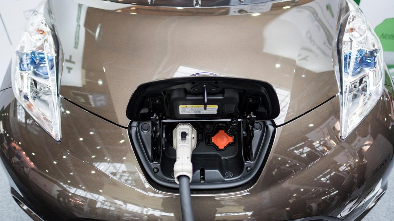 Ein "Chademo" Aufladestecker für Elektrofahrzeuge steckt am 26.04.2016 bei der Hannover Messe in Hannover in einem Nissan Leaf. Ein "Chademo" Aufladestecker für Elektrofahrzeuge steckt am 26.04.2016 bei der Hannover Messe in Hannover in einem Nissan Leaf.