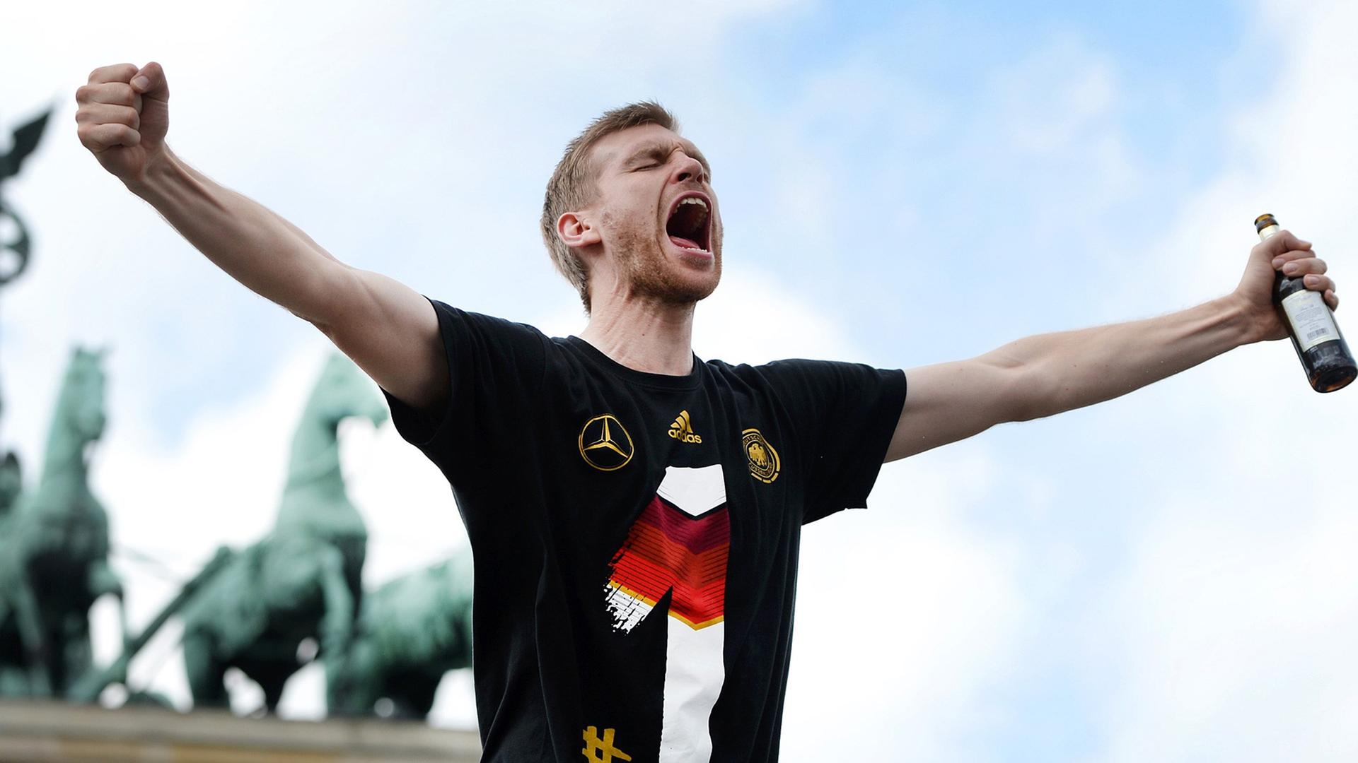 Per Mertesacker schreit sein Glück in den Himmel von Berlin Per Mertesacker schreit sein Glück in den Himmel von Berlin
