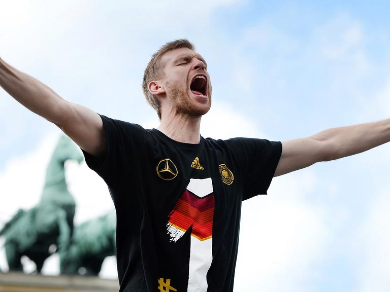 Per Mertesacker schreit sein Glück in den Himmel von Berlin