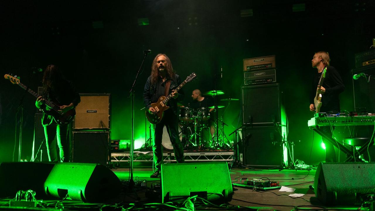 Motorpsycho stehen auf einer Bühne und machen Musik. Motorpsycho stehen auf einer Bühne und machen Musik.