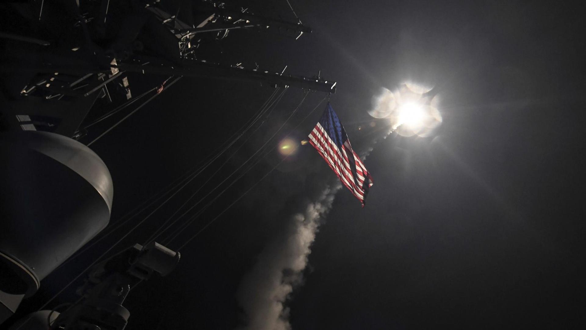 Ein Bild der US-Navy zeigt, wie eine Tomahawk-Rakete von der USS Porter auf eine Luftwaffenbasis in Syrien gefeuert wird. Ein Bild der US-Navy zeigt, wie eine Tomahawk-Rakete von der USS Porter auf eine Luftwaffenbasis in Syrien gefeuert wird.