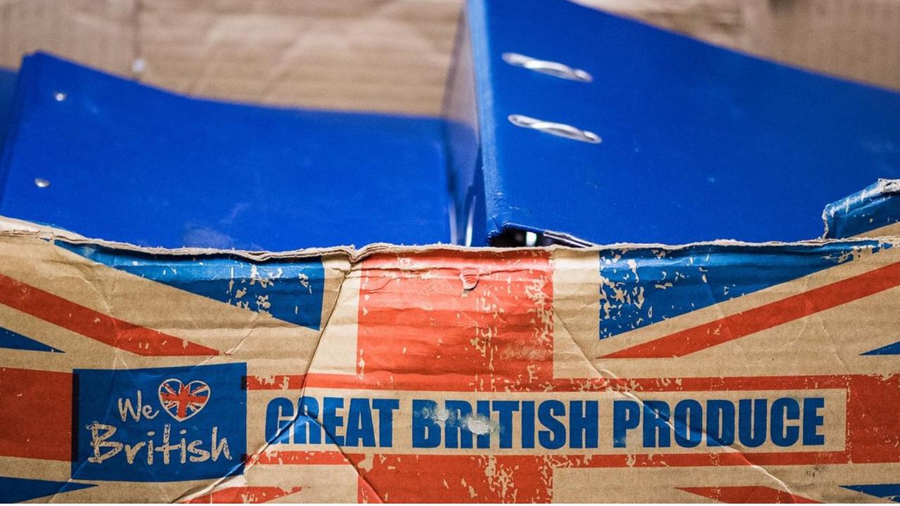 "We love British - Great British Produce" steht auf einem Karton. "We love British - Great British Produce" steht auf einem Karton.