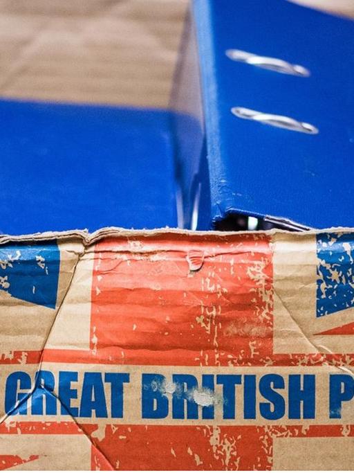 "We love British - Great British Produce" steht auf einem Karton.