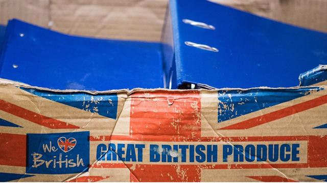 "We love British - Great British Produce" steht auf einem Karton.