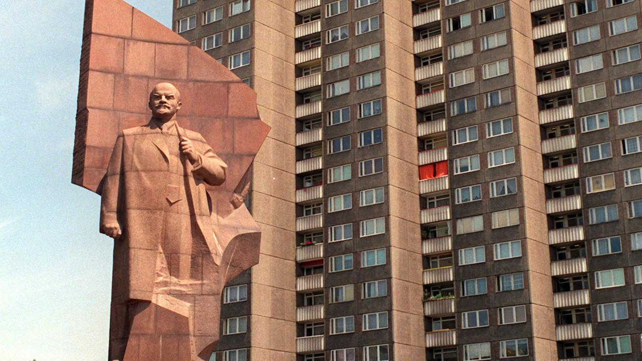 Das Wohngebiet am Leninplatz wurde in der Zeit von 1968-70 errichtet. Das Lenindenkmal von Nikolai W. Tomski aus rotem ukrainischen Granit ist Dominante des Platzes. Das Wohngebiet am Leninplatz wurde in der Zeit von 1968-70 errichtet. Das Lenindenkmal von Nikolai W. Tomski aus rotem ukrainischen Granit ist Dominante des Platzes.