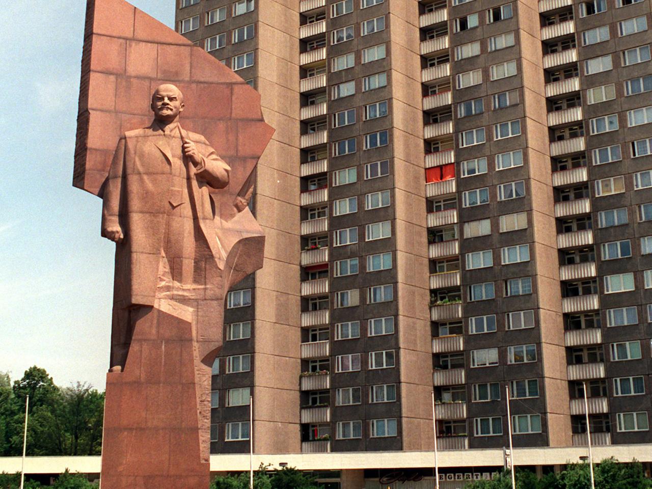 Das Wohngebiet am Leninplatz wurde in der Zeit von 1968-70 errichtet. Das Lenindenkmal von Nikolai W. Tomski aus rotem ukrainischen Granit ist Dominante des Platzes. Das Wohngebiet am Leninplatz wurde in der Zeit von 1968-70 errichtet. Das Lenindenkmal von Nikolai W. Tomski aus rotem ukrainischen Granit ist Dominante des Platzes.
