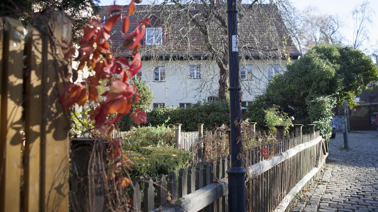 Steht man vor den alten Bauernhäusern im Böhmischen Dorf, vergisst man schnell, dass man im "Problembezirk" Berlin-Neukölln ist Steht man vor den alten Bauernhäusern im Böhmischen Dorf, vergisst man schnell, dass man im "Problembezirk" Berlin-Neukölln ist