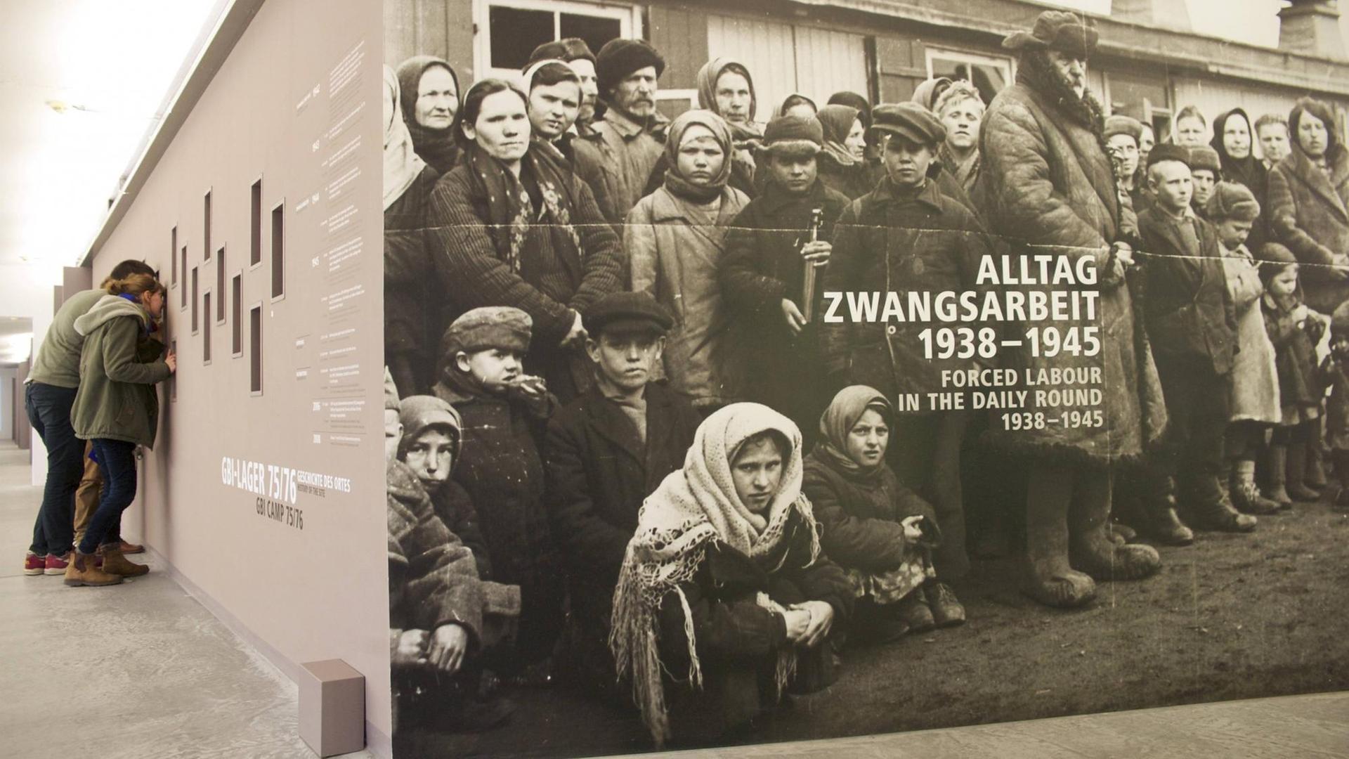 Besucher der Dauerausstellung im Dokumentationszentrum NS-Zwangsarbeit in Berlin-Schöneweide. Besucher der Dauerausstellung im Dokumentationszentrum NS-Zwangsarbeit in Berlin-Schöneweide.