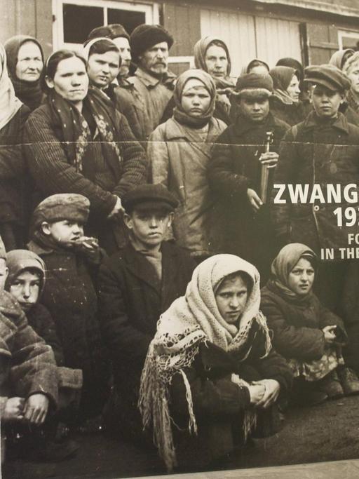 Besucher der Dauerausstellung im Dokumentationszentrum NS-Zwangsarbeit in Berlin-Schöneweide.