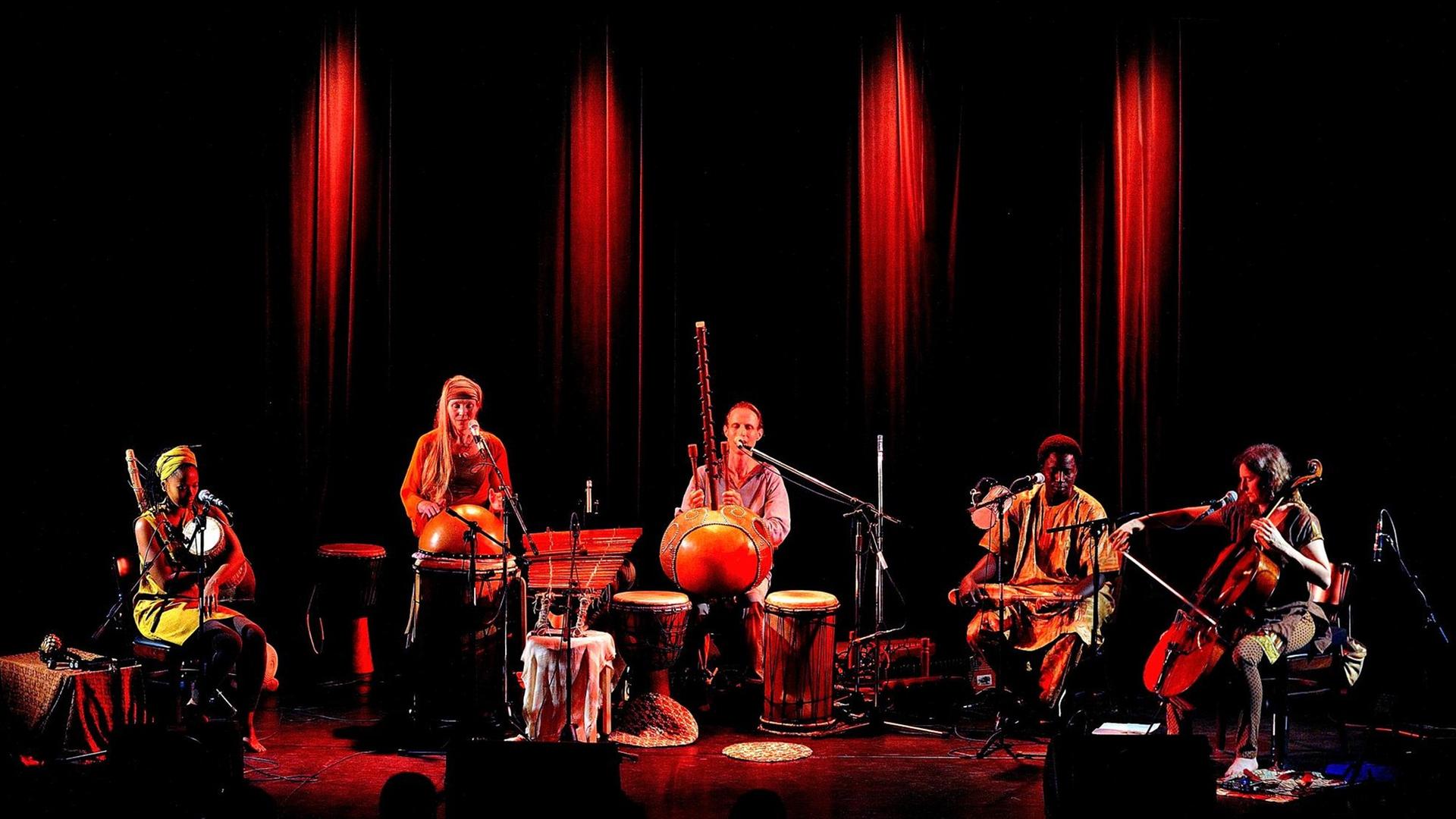 Nils Kercher sitzt mit den vier Musikern seines Ensembles im Halbkreis auf einer Bühne an den Instrumenten Nils Kercher sitzt mit den vier Musikern seines Ensembles im Halbkreis auf einer Bühne an den Instrumenten
