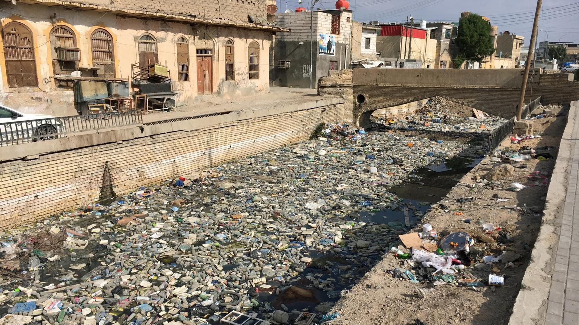 In den Stadtkanälen von Basra türmt sich der Müll