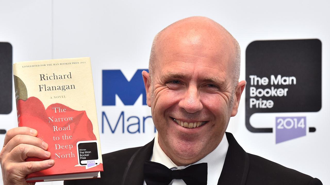 Der australische Autor Richard Flanagan posiert mit seinem Buch "The Narrow Road to the Deep North", für das er mit dem Booker Prize 2014 ausgezeichnet wurde. Der australische Autor Richard Flanagan posiert mit seinem Buch "The Narrow Road to the Deep North", für das er mit dem Booker Prize 2014 ausgezeichnet wurde.
