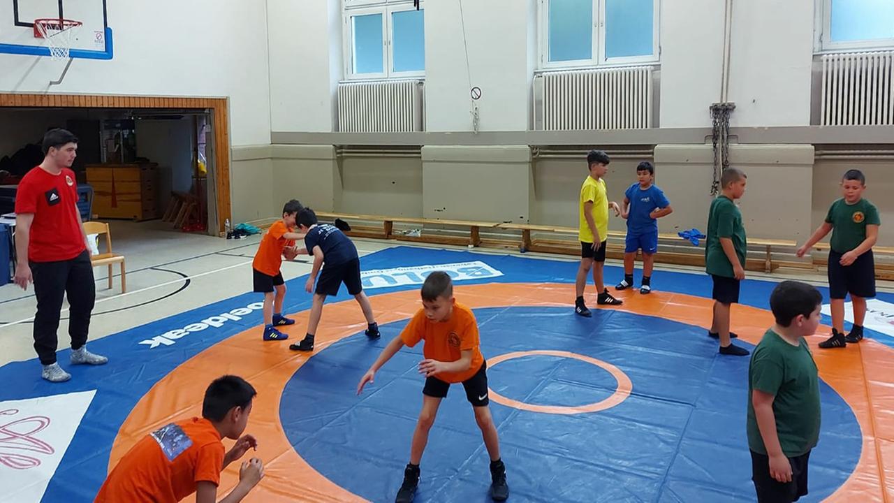 Kinder beim Ringertraining in einer Sporthalle. Kinder beim Ringertraining in einer Sporthalle.