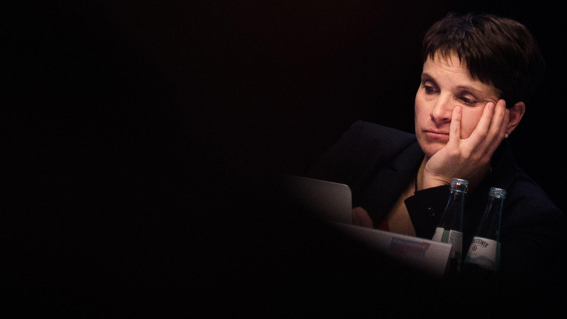 Frauke Petry, AfD Parteivorsitzende, sitzt am beim Bundesparteitag der Alternative für Deutschland in Köln auf dem Podium. Frauke Petry, AfD Parteivorsitzende, sitzt am beim Bundesparteitag der Alternative für Deutschland in Köln auf dem Podium.